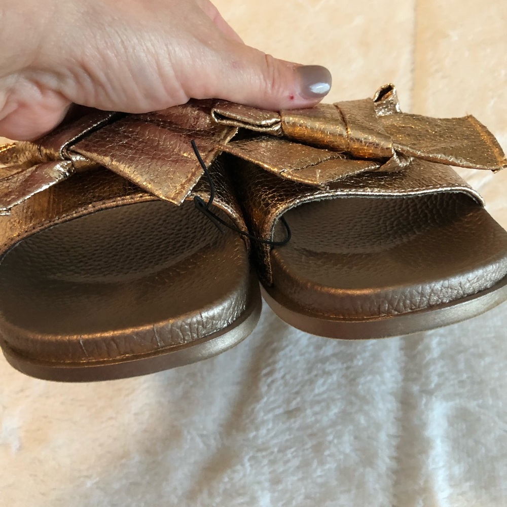 NWT gold bow slides - Picture 4 of 4